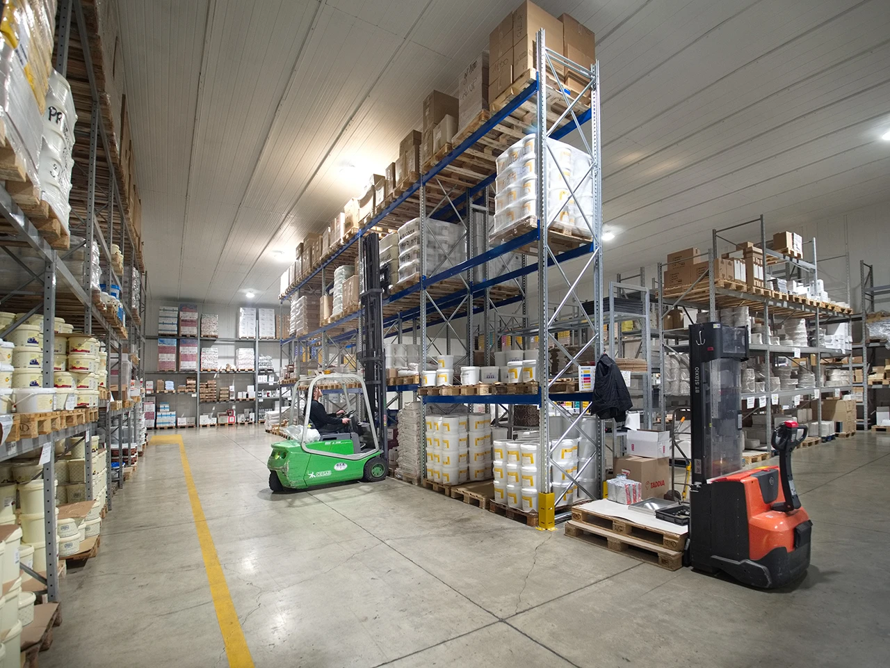 magazzino dolcelinea con prodotti per pasticceria, panificazione e gastronomia